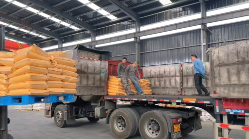 裝車現(xiàn)場(chǎng)，玉米淀粉與羧甲基纖維素產(chǎn)品出廠