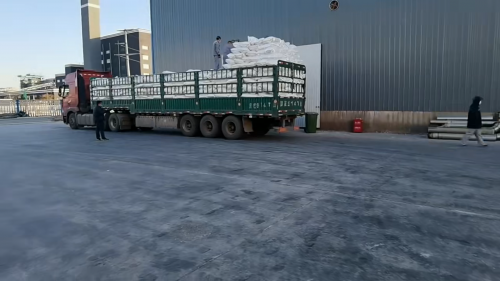 工廠現(xiàn)場(chǎng)裝車，展示HPMC產(chǎn)品的運(yùn)輸與施工效率提升