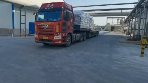 工廠廠區(qū)產(chǎn)品裝車，確保運輸過程順利