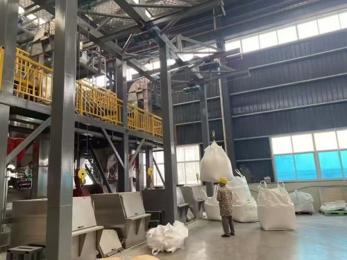 工廠廠區(qū)內(nèi)裝車的羧甲基纖維素CMC產(chǎn)品，準備出貨