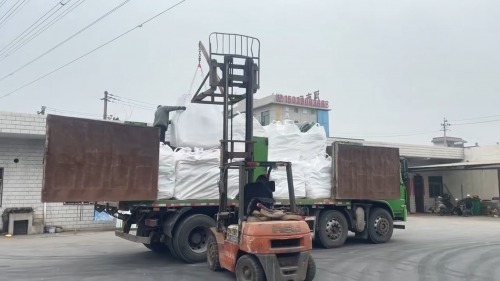 工廠內(nèi)裝車操作，展示水泥砂漿專用纖維素的批量發(fā)貨