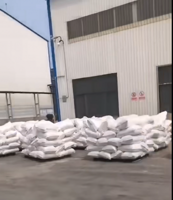 工廠廠區(qū)員工在裝車CMC纖維素，保障穩(wěn)定的運(yùn)輸環(huán)境