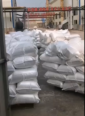 工廠廠區(qū)的CMC纖維素產(chǎn)品裝車，專業(yè)操作避免變質(zhì)