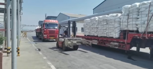 叉車正在搬運(yùn)造紙用羧甲基纖維素整托產(chǎn)品裝車