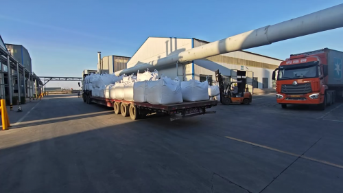 東營羧甲基纖維素廠家裝車發(fā)貨現(xiàn)場，展示大型原料堆場與物流流程