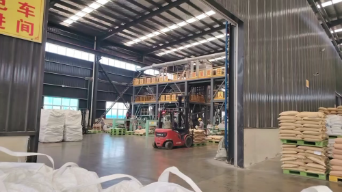 太原羧甲基纖維素廠家直銷產(chǎn)品裝車作業(yè)，工人有序搬運
