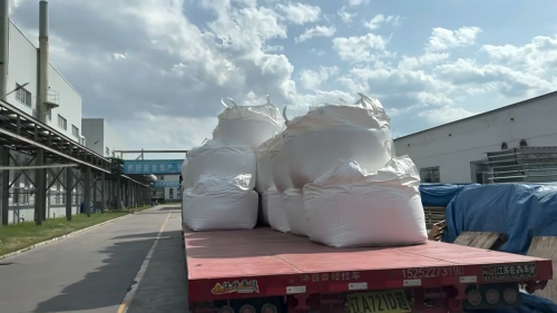 工人在湖州羧甲基纖維素鈉廠區(qū)進(jìn)行產(chǎn)品裝車作業(yè)