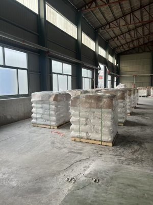 工廠廠區(qū)內(nèi)高粘度羧甲基纖維素成品裝車(chē)準(zhǔn)備